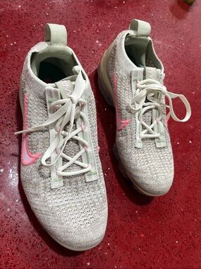 Nike Women's Vapormax Light Beige Knit Running Shoes with Pink Swoosh